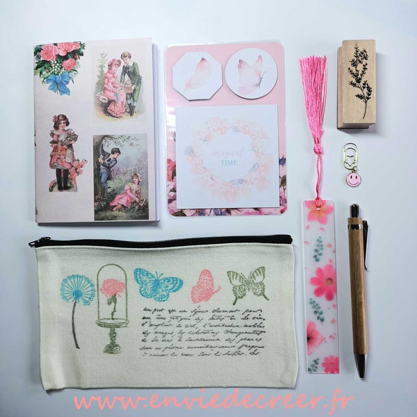 Coffret Cadeau papeterie Toutes Occasions. Thème vintage. Carnet stylo tampon marque page notes adhésives trousse trombone avec charm