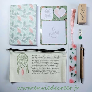 Peut inclure: Divers articles de papeterie, dont un carnet à motifs de feuilles vertes et corail, une trousse avec un motif attrape-rêves et des post-it avec des messages positifs. Un marque-page floral et un stylo en bois sont également inclus.