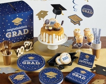 Artículos brillantes para fiesta de graduación: platos, servilletas, manteles y pancartas.
