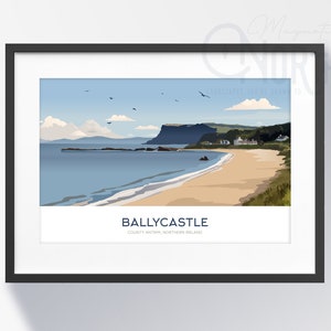 Può includere: Un'illustrazione colorata di una scena di spiaggia con una scogliera rocciosa sullo sfondo. Il testo "BALLYCASTLE" è stampato sotto l'immagine, insieme alle parole "COUNTY ANTRIM, NORTHERN IRELAND".