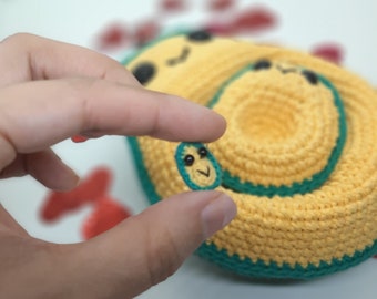 Stacking Avocado Amigurumi Pattern – Cute Nesting Toy Crochet PDF – Beginner-Friendly Kawaii Food Plush – Pattern in Spanish and English