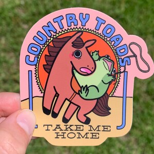 Country Toads Take Me Home Cowboy Frog Riding a Horse Adesivo / Carino Divertente Texas Wild West Western Rodeo Estetico Decalcomania Regalo per Adolescenti Canzone