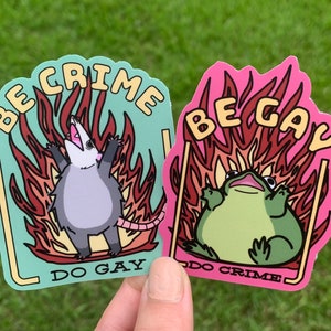 Lot de 2 autocollants Be Gay Do Crime Be Crime Do Gay / Stickers LGBT uniques étranges et drôles pour le mois de la fierté / Cadeau d'un ami adorable qui pense à vous