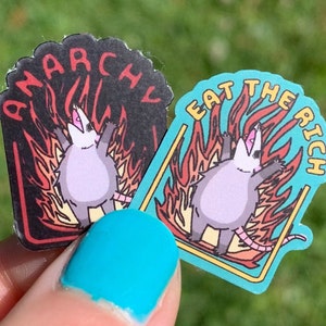 Paquete de 10 mini pegatinas / Pegatinas de zarigüeya ardiente, rebelde y caótica / Anarquía, cómete a la zarigüeya rica / Pequeño regalo para defensor del clasismo