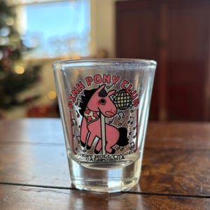 ピンク ポニー クラブ 1.5 オンス ショット グラス | かわいい おもしろい チャペル ローアン テーマ 21 歳の誕生日パーティー サフィック ゲイ プライド月間 クィア レズビアン女性へのギフト