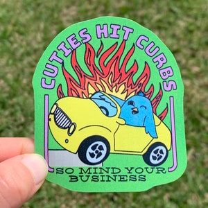 Cuties Hit Curbs So Mind Your Business Autoaufkleber / Frecher Chaotischer schlechter Fahrer Vogel fahren Auto Dummes witziges jugendlich neues Lizenzgeschenk