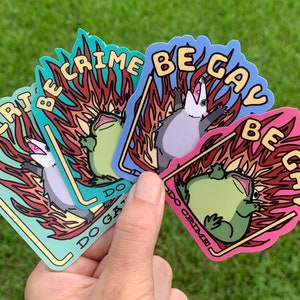 Confezione da 4 adesivi Be Gay Do Crime Be Crime Do Gay Frog And Opossum / Confezione di adesivi divertenti per il regalo di gruppo di amici queer LGBT / Congratulazioni per il coming out