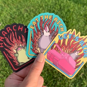 Pack de 3 stickers Révolution anarchiste / Grenouille anarchiste / Sticker Eat The Rich Possum / Montons de l'opossum dans un tank / Drôle radical de gauche