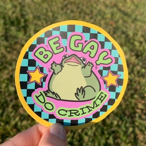 Adesivo a scacchi "Be Gay Do Crime" con rana / Divertente regalo queer che pensa a te per il mese dell'orgoglio / Adesivo carino e casuale retrò Y2K Vans estetica LGBT