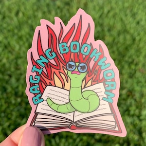 Tobender Leseratte Aufkleber | Nettes lustiges Geschenk für Bibliothekare & nerdige Leser | Introvertierter College-Laptopaufkleber | Chaotische Punk Rock Flammen Cartoon