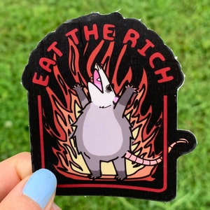 Eat the Rich Opossum Aufkleber / Brennender chaotischer Müll Panda Opossum / Lustig Denken an Sie Geschenk für Sozialistische Fronten / Arbeiterklasse Rebell