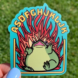 Keyboard Smash Alphabet Mafia Flaming Chaotischer Frosch-Aufkleber / zufälliger einzigartiger lustiger Aufkleber für College oder Highschool Teen VSCO Wasserflasche
