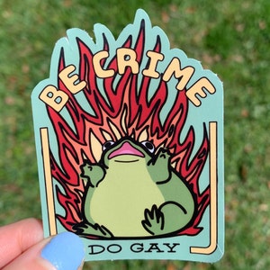 Flaming Frog Be Crime Do Gay sticker / grappige dyslectische queer stickers / Silly Sweet Thinking of You cadeau / Unieke eigenzinnige Pride Month sticker