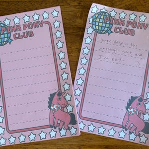 Bloc de notas de Pink Pony Club / Lindo regalo de papelería de fan de Chappell Roan para lesbianas WLW Planificador del mes del orgullo Lista de tareas para escribir Dibujos animados kawaii
