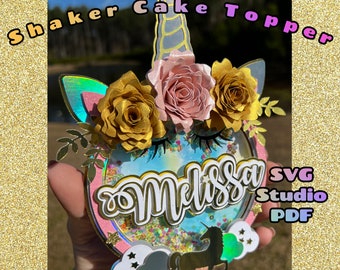 Puede incluir: Topper para pastel de agitador con un unicornio con un cuerno de arcoíris, brillo y el nombre "Melissa". El topper está decorado con flores de papel doradas y rosas. SVG Studio PDF.