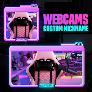 Puede incluir: Dos sillas de juego rosas con reposacabezas negros y un micrófono delante de cada silla. Las sillas están delante de un monitor de ordenador con un borde azul y morado. El texto "WEBCAMS CUSTOM NICKNAME" se muestra encima de las sillas.