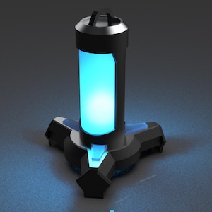 Könnte beinhalten: Ein futuristisches, zylindrisches Gerät mit einem leuchtenden blauen Kern, das auf einem dreibeinigen Sockel steht. Das Gerät ist hauptsächlich schwarz mit silbernen Akzenten und einem Griff oben. Der Sockel hat blau beleuchtete Details.