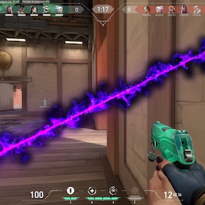 Op de afbeelding: Een first-person view van een videogame, waarin een speler een groen en blauw pistool vasthoudt. Een paarse en blauwe energiebundel schiet over het scherm. De interface van het spel is zichtbaar bovenaan het scherm, met de score en timer.