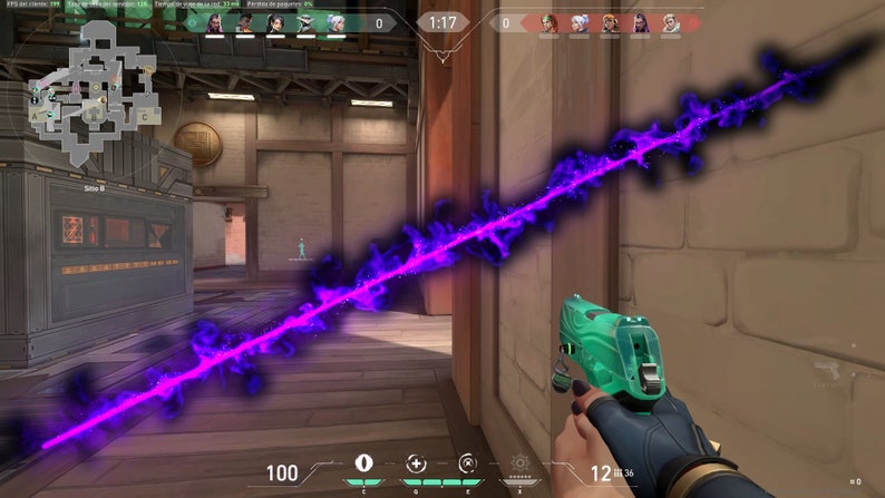 Op de afbeelding: Een first-person view van een videogame, waarin een speler een groen en blauw pistool vasthoudt. Een paarse en blauwe energiebundel schiet over het scherm. De interface van het spel is zichtbaar bovenaan het scherm, met de score en timer.