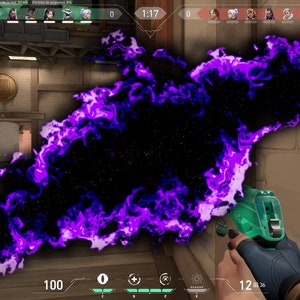 Op de afbeelding: Een first-person view van een videogame, waarin een speler een groen en zwart pistool vasthoudt. De speler richt op een grote paarse en zwarte rookwolk in het midden van het scherm. De gebruikersinterface van het spel is zichtbaar bovenaan het scherm, met de timer, de gezondheid van de speler en andere informatie.