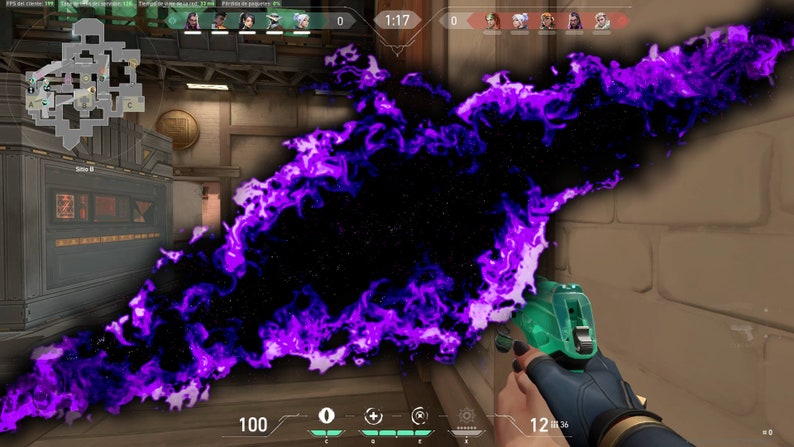 Op de afbeelding: Een first-person view van een videogame, waarin een speler een groen en zwart pistool vasthoudt. De speler richt op een grote paarse en zwarte rookwolk in het midden van het scherm. De gebruikersinterface van het spel is zichtbaar bovenaan het scherm, met de timer, de gezondheid van de speler en andere informatie.