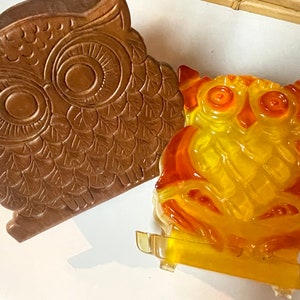 Entzückende Vintage Eulen Serviettenhalter aus Holz oder Lucite.