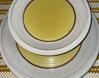 Vintage Sunmark Steinzeug in Tapioka. Enthält 3 große Teller, 5 Salatteller und 4 Schüsseln.