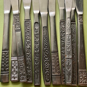 Vintage mismatched flatware. Choose your favorite set of 4 table knives.