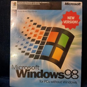 Könnte beinhalten: Microsoft Windows 98 Softwarebox. Die Box zeigt das Windows-Logo mit einem farbenfrohen Design. Der Text lautet "Microsoft Windows 98" und "for PCs without Windows". Ein roter Aufkleber zeigt "NEW VERSION!"