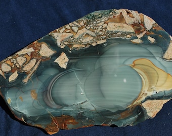 Ejemplar de exhibición pulido en losa de jaspe de Blue Mountain. 21 cm x 12 cm x 19 mm.