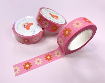 Può includere: Tre rotoli di nastro washi rosa con un motivo floreale. Il nastro presenta fiori arancioni e bianchi su uno sfondo rosa. Il nastro è lungo 5 m ed è realizzato da doodles + steph.