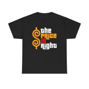 Può includere: Maglietta nera con una grafica di un dollaro giallo e il testo "the price is right" in bianco e rosso.