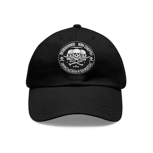 Peut inclure: Casquette de baseball noire avec un patch brodé blanc représentant trois crânes, des épées croisées et le texte "ПРАВДА СМЕРТЬ ОДНОЗНАЧНАЯ" en cyrillique.