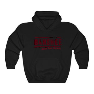 Op de afbeelding: Zwart hoodie met een rode grafische print van het woord "Banshee" in een verweerd lettertype. De tekst "Small Town. Big Scru" is onder het woord "Banshee" gedrukt.