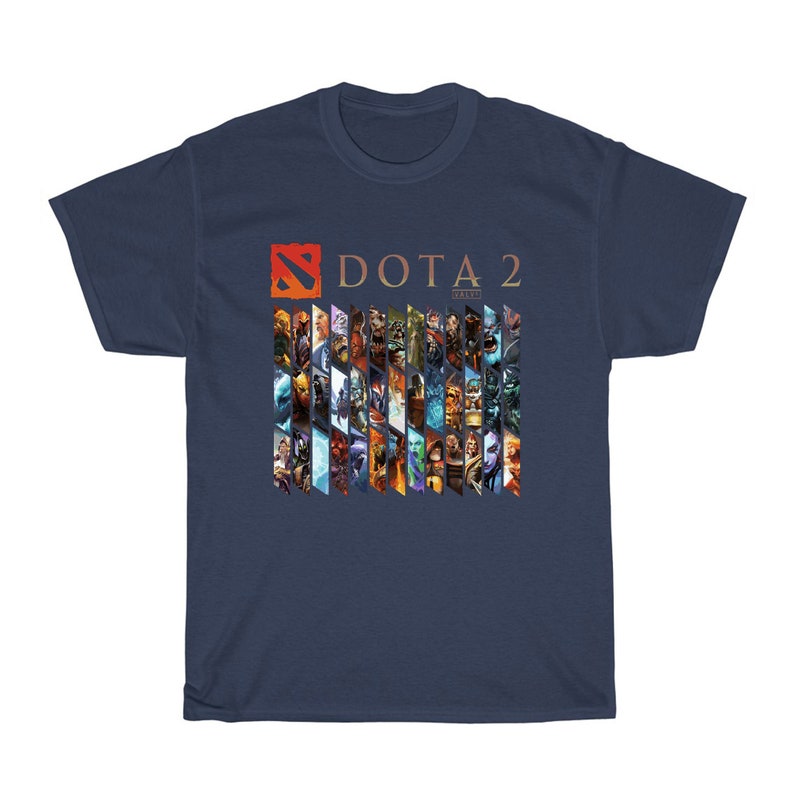 Pu&ograve; includere: T-shirt blu navy con il logo e il testo di Dota 2. La maglietta presenta una grafica colorata di vari personaggi del gioco. Il design &egrave; stampato su un tessuto morbido e confortevole.
