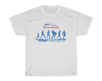 Puede incluir: Camiseta blanca con una silueta azul de Forrest Gump corriendo, con el texto "Forrest Gump" en rojo sobre la imagen.