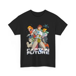 Könnte beinhalten: Schwarzes T-Shirt mit einer farbenfrohen Grafik der Captain Future-Zeichentrickfiguren. Das Design enthält den Text "CAPTAIN FUTURE" in einer weißen, futuristischen Schriftart. Die Charaktere sind vor einem Sternenhintergrund platziert.