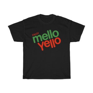 Puede incluir: Camiseta negra con un logotipo "Mello Yello" verde y rojo y la palabra "Enjoy" encima.