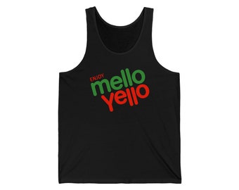 Może przedstawiać: Czarna koszulka na ramiączkach z czerwono-zielonym nadrukiem "Enjoy Mello Yello".