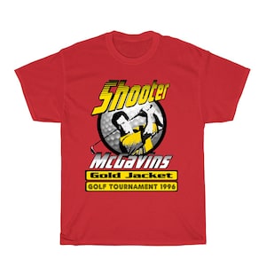 Puede incluir: Camiseta roja con un gráfico amarillo y negro de un golfista balanceando un palo. El gráfico dice "Shooter McGavins Gold Jacket Golf Tournament 1996".