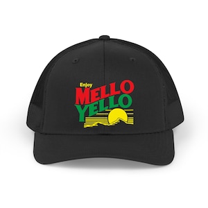 Puede incluir: Gorra de camionero negra con las palabras "Enjoy Mello Yello" en letras rojas y verdes. La gorra presenta un sol amarillo con líneas horizontales. La gorra tiene una parte trasera de malla.