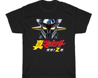 Op de afbeelding: Zwart T-shirt met een afbeelding van een robotkop met gloeiende gele ogen en de tekst "真ゲッターロボ - 新章! Z 編" in rood en geel.