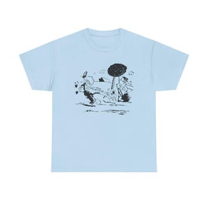 Può includere: T-shirt azzurra con un'illustrazione a cartoni animati in bianco e nero. La grafica raffigura un cane che corre con cuori, un albero e una persona. Le parole "POW" e "ZIP" sono anch'esse nel disegno. Un design divertente e stravagante.