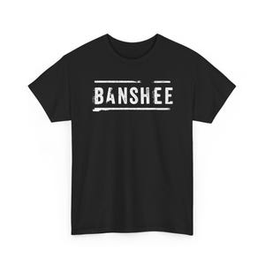 Op de afbeelding: Zwart T-shirt met het woord "BANSHEE" in het wit in het midden. De tekst is vetgedrukt, met een distressed effect en horizontale lijnen erboven en eronder. Het T-shirt heeft korte mouwen en een ronde hals.