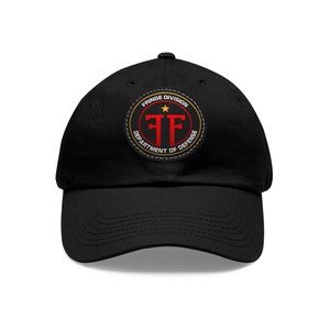 Könnte beinhalten: Schwarze Baseballkappe mit einem schwarzen, weißen und roten gestickten Aufnäher mit der Aufschrift "FRINGE DIVISION DEPARTMENT OF DEFENSE" mit einem Stern und den Buchstaben "FF" in Rot.