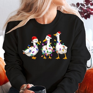 サンタクロース メリーブライト スウェットシャツ、クリスマス スウェットシャツ、ホリデー スウェットシャツ、レディース クリスマス シャツ、ダック(SWT)