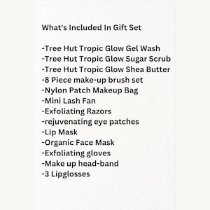 Op de afbeelding: Een lijst met items die zijn opgenomen in een cadeaupakket, met de titel "What's Included In Gift Set". De lijst bevat schoonheidsproducten zoals gelwash, suikerscrub, sheaboter, make-upborstels, een make-uptas, een wimperventilator, scheermessen, oogpatches, een lipmasker, een gezichtsmasker, exfoli&euml;rende handschoenen, een hoofdband en lipglosses.