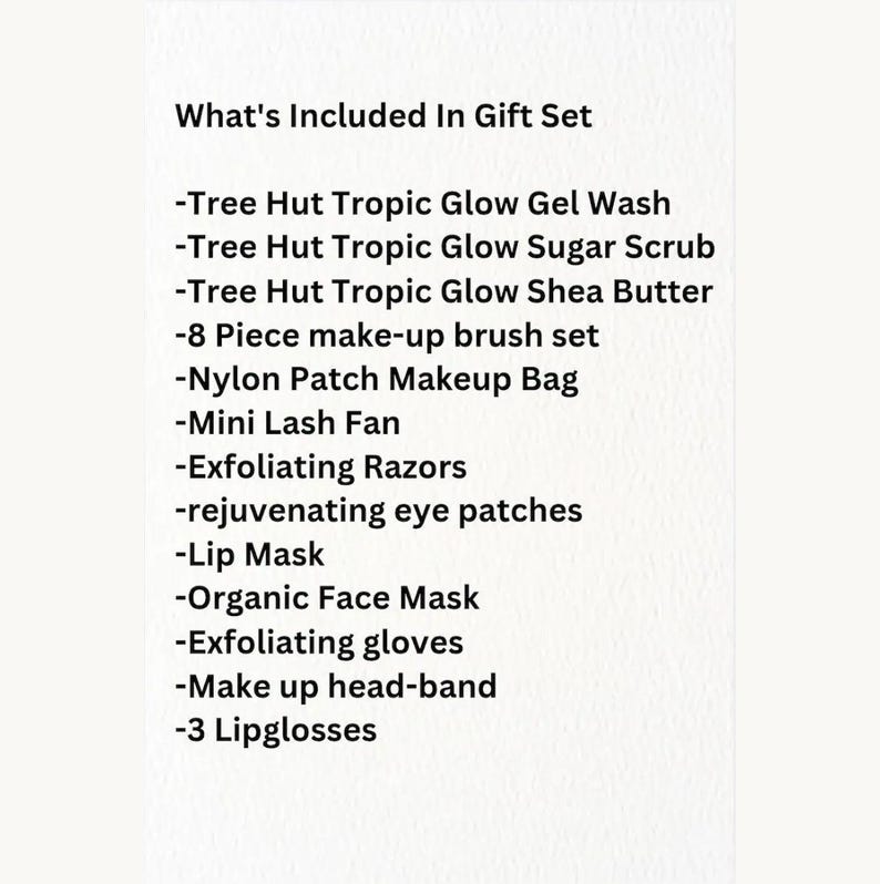 Op de afbeelding: Een lijst met items die zijn opgenomen in een cadeaupakket, met de titel "What's Included In Gift Set". De lijst bevat schoonheidsproducten zoals gelwash, suikerscrub, sheaboter, make-upborstels, een make-uptas, een wimperventilator, scheermessen, oogpatches, een lipmasker, een gezichtsmasker, exfoli&euml;rende handschoenen, een hoofdband en lipglosses.