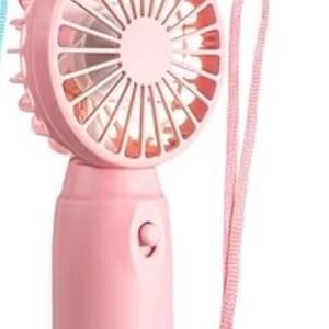 Op de afbeelding: Een roze draagbare ventilator met een bijpassende polsband. De ventilator heeft een ronde kop met een beschermend rooster en een centrale knop. Het ontwerp van de ventilator omvat kleine, oorachtige uitsteeksels aan de bovenkant.