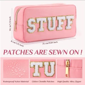 Op de afbeelding: Een roze rechthoekige cosmetische tas met het woord "STUFF" in witte chenille letters met gouden rand. De tas is 25 cm lang, 14 cm hoog en 8 cm breed. De tekst "PATCHES ARE SEWN ON!" staat eronder.